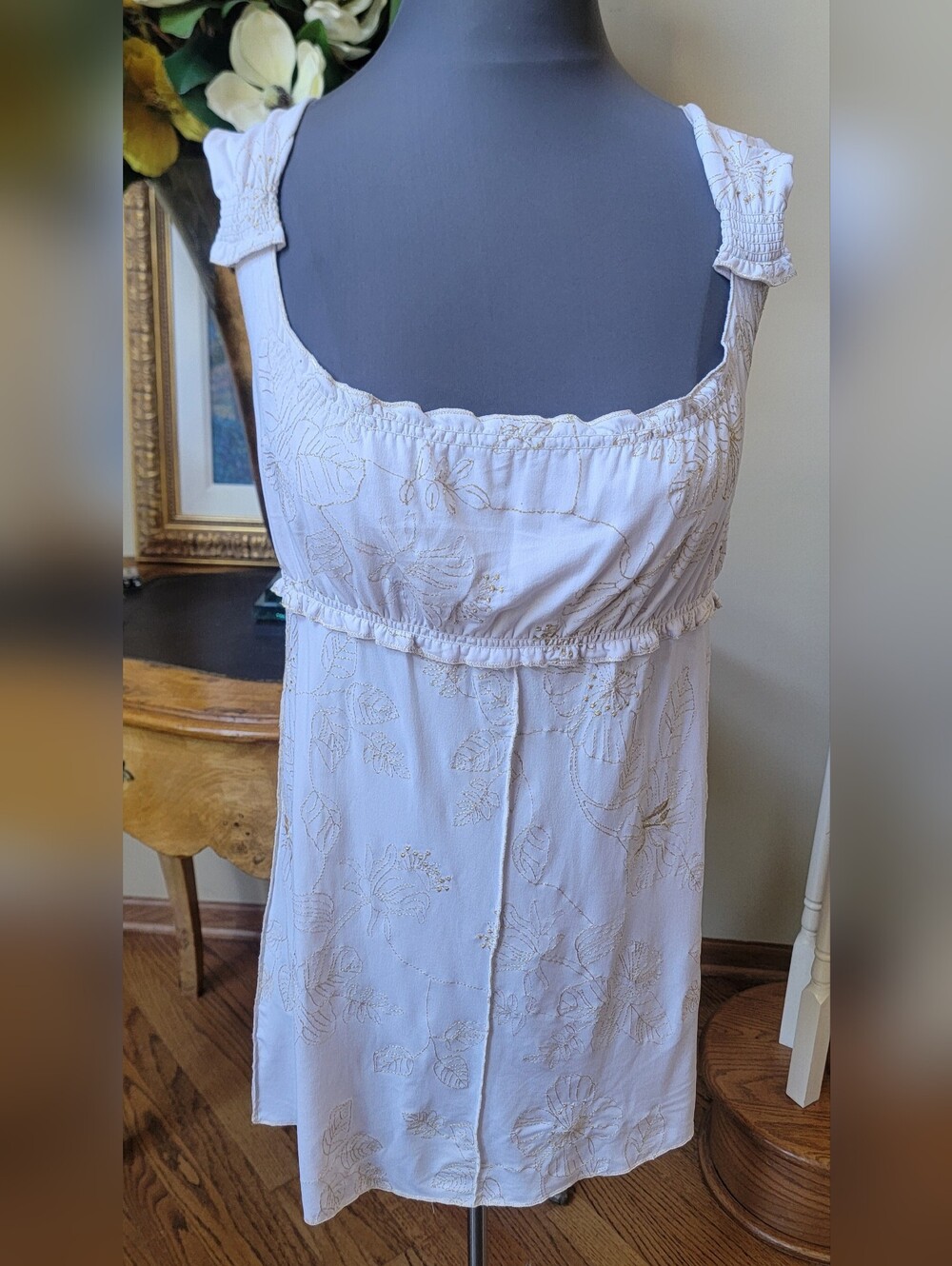 BCBG MAX AZRIA CAP SLEEVE LONG TOP WHITE W GOLD EMBROIDERY L